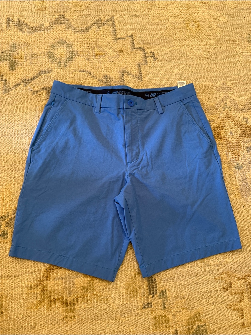 Vineyard Vines Men’s Blue On-The-Go shorts. Size 32.